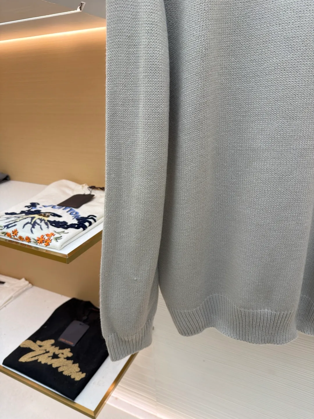 P420 Stonelsland Stone Island arm embroidered logo sweater ●Original version: 3690 purchase and development ●Item number: 1681949-A75 ●Fabric: wool blended fabric ●Technology: knitted ●Color: apricot ●Version: fitted version ●Weight: about 535 grams ●Size: S-M-L-XL ●Description: Made of 30% wool, 50% cotton, 20% spandex. The arm embroidery logo is made of double-layer soft leather, with embroidery logo technology on the surface and embellishment with the brand logo. Comes with laser engraved metal buttons. Garment washing-fixing color-fixing pattern-removing wool impurities. This style is woven with a 7-needle imported machine, with knitted threads on the neck and hem, and embroidered logos on the arms to present the brand vision. The overall wiring is straight and delicate, the fabric is comfortable and soft, and the color is consistent without color difference. It can be matched with the same style to create a fashionable look and control various occasions. Customized accessories, complete with three standards, same style for men and women!